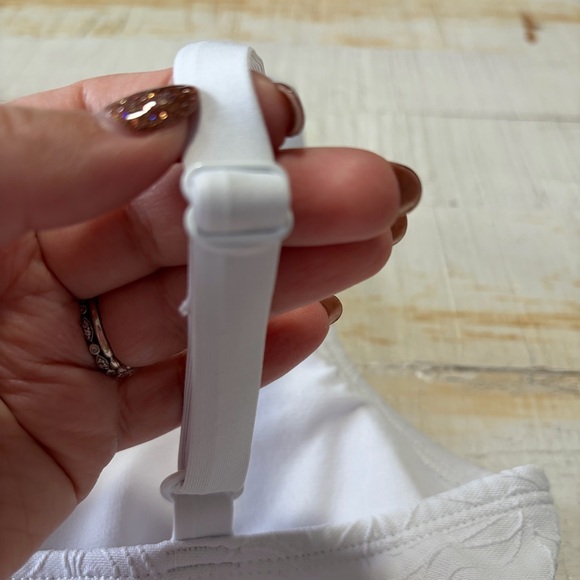 Nike V-Neck Jacquard One Piece Swimsuit NWT size Medium White Bathing Suit - Picture 13 of 15